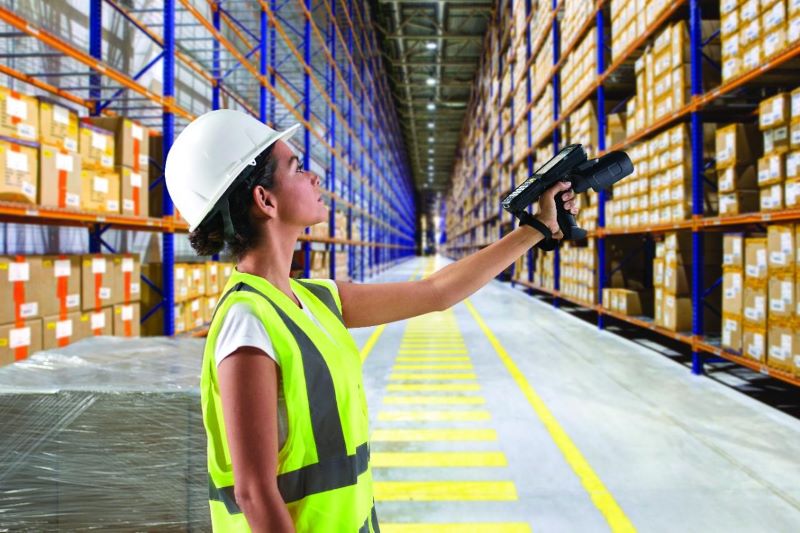 chica con tecnología RFID